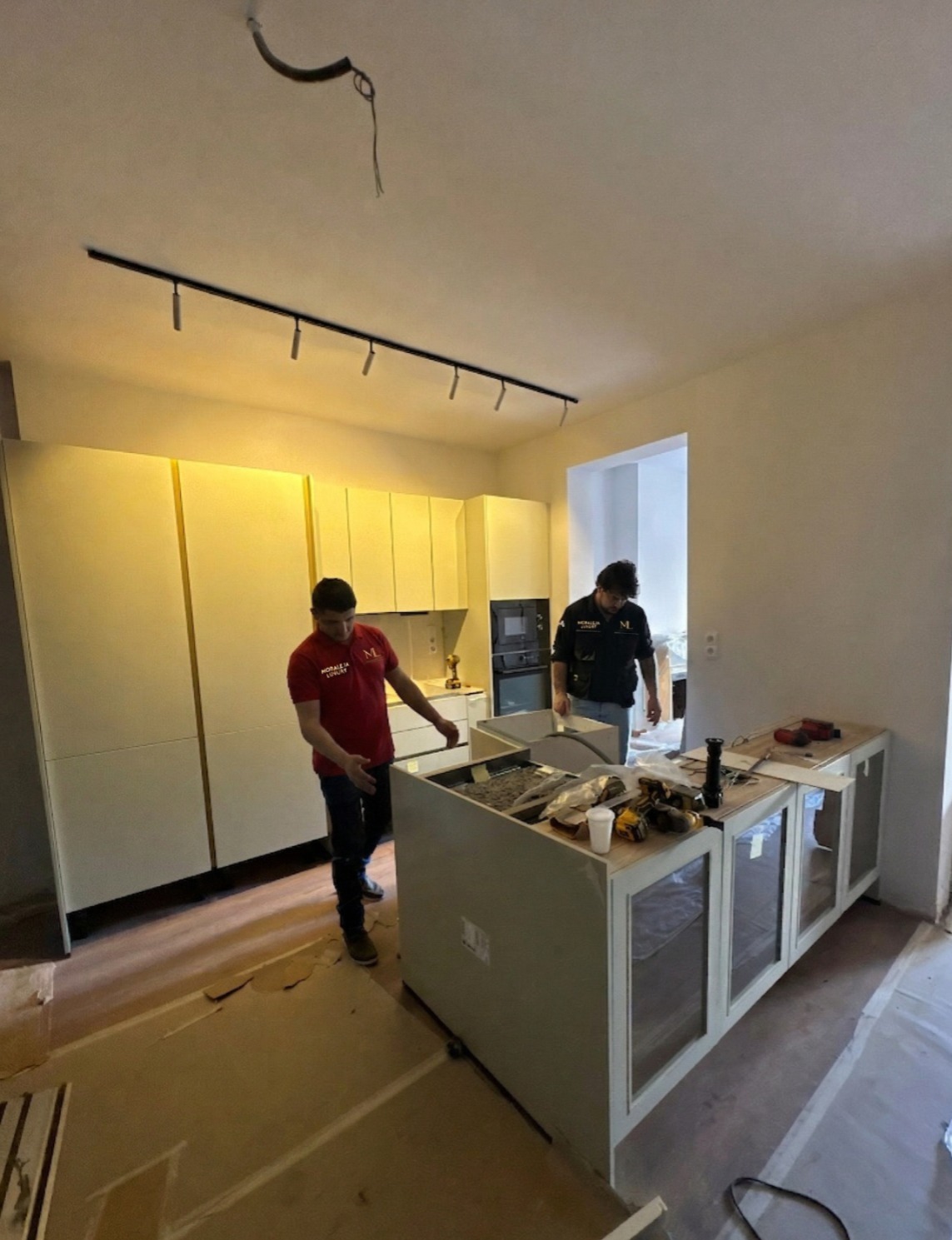 Team installing a bespoke kitchen in Marbella